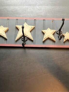 Farmhouse Star Wall Hook Rack in Beige and Black -